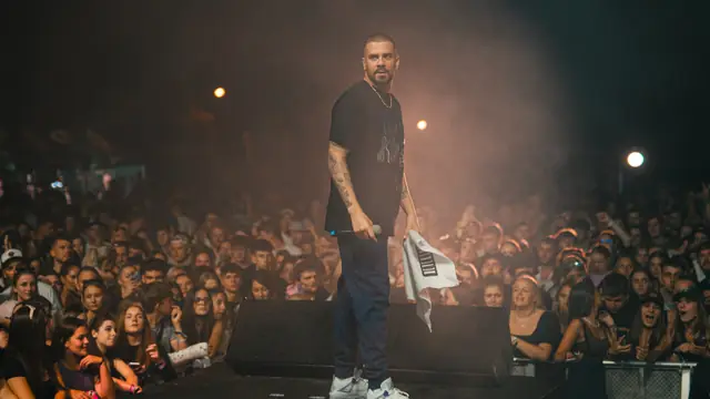 Interpret na kraji stage nad plným kotlem, Liberec 2023