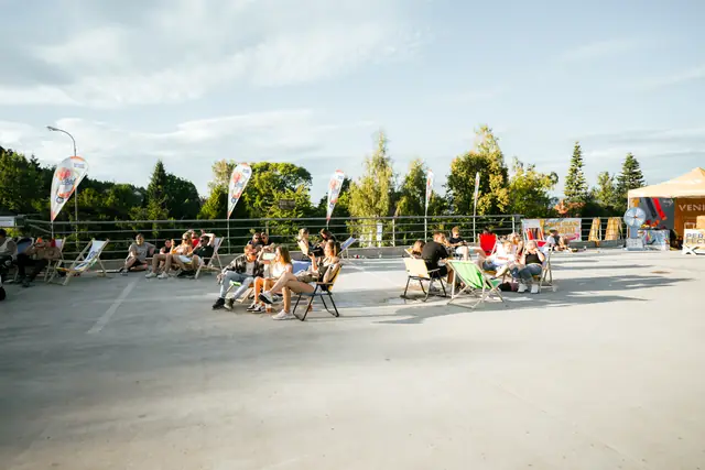 Odpočinková zóna s lehátky v areálu festivalu, Liberec 2023