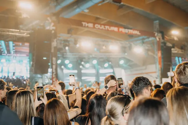 Dav s telefony před hlavní stage s nápisem The Culture Festival, České Budějovice 2024