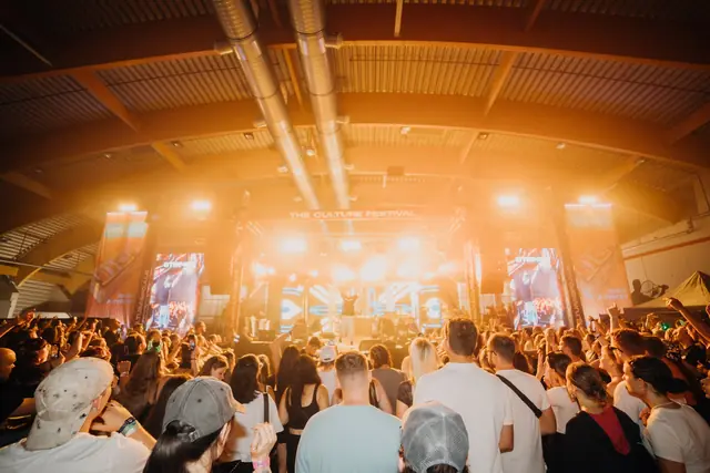 Hlavní stage v záři reflektorů nad plnou halou, České Budějovice 2024
