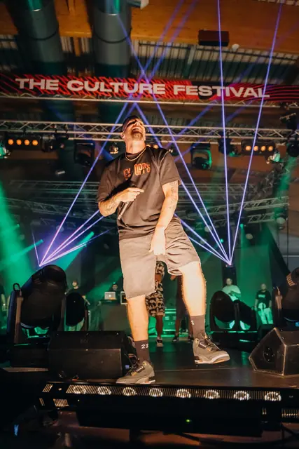 Interpret na stage mezi laserovými paprsky, České Budějovice 2024