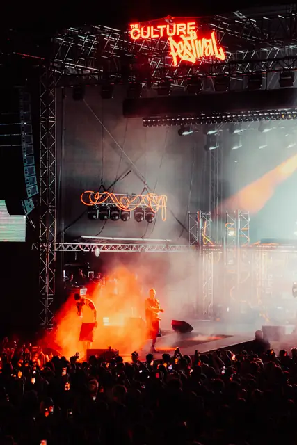 Pyro a kouř na stage během večerního setu Yzomandias & Nik Tendo, České Budějovice 2026