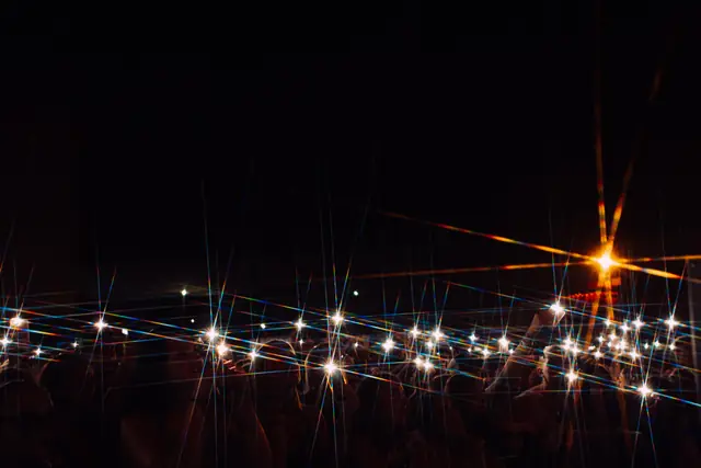 Noční dav s rozsvícenými telefony, České Budějovice 2026