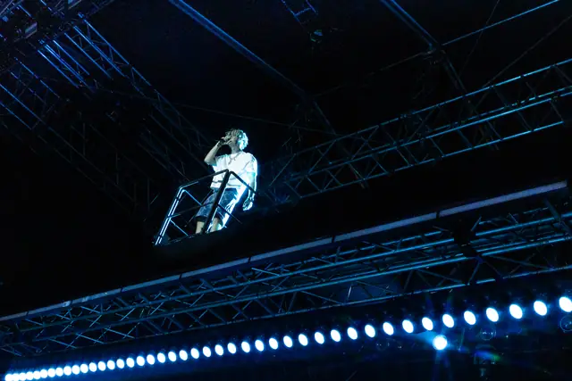 PTK rapuje z lávky nad stage v modrém světle, České Budějovice 2026