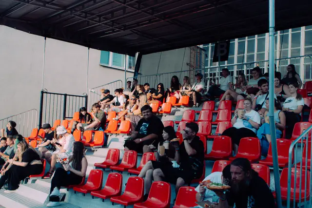Návštěvníci na krytých tribunách v areálu, České Budějovice 2026